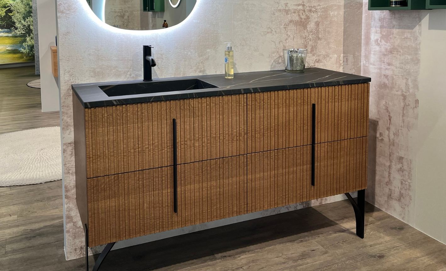 Photo d'une salle de bain bois caramel et marbre noir Sanijura