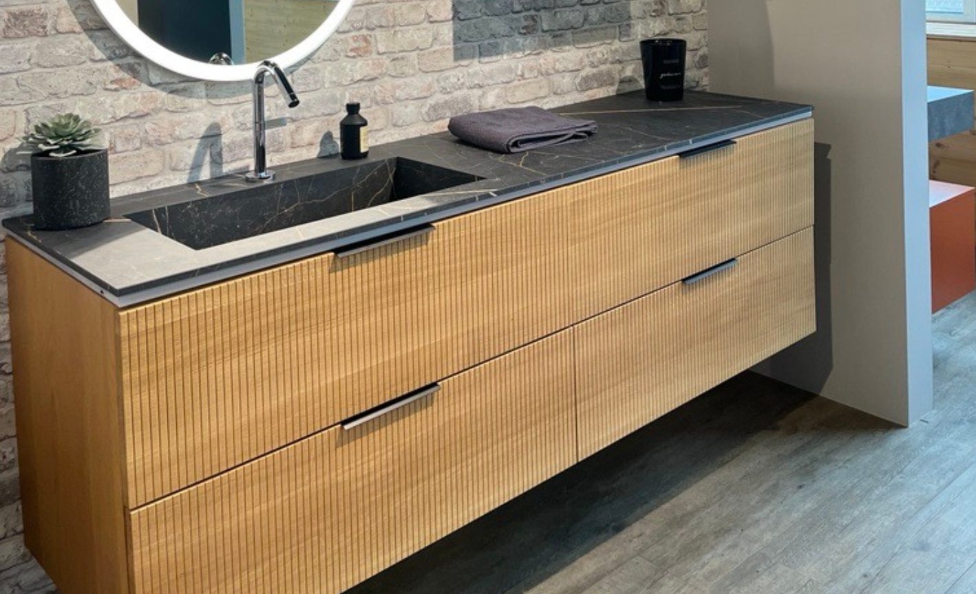 Photo d'une salle de bain bois clair et marbre noir Sanijura