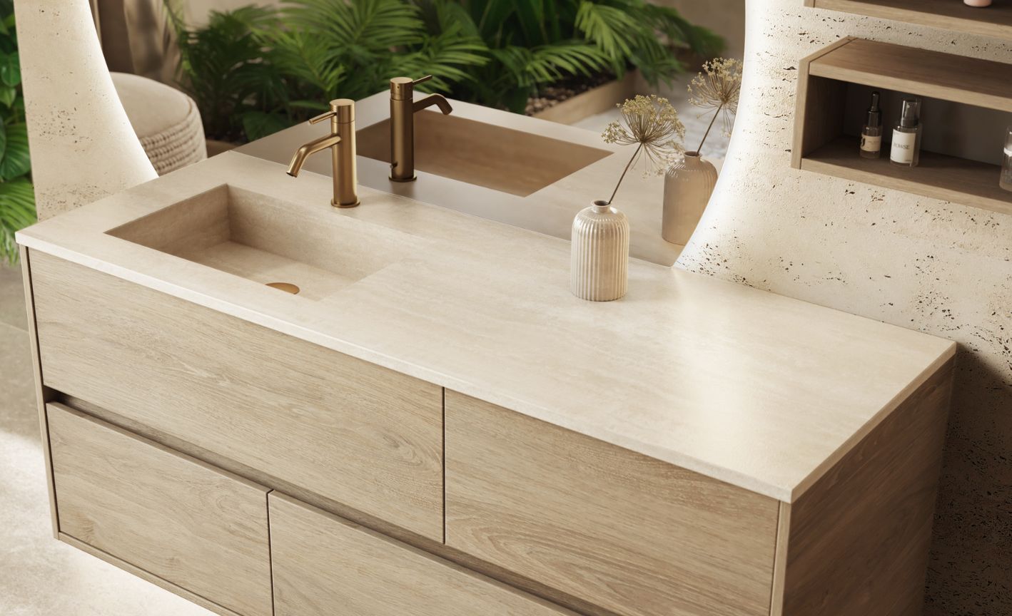 Photo d'un plan vasque Sanijura effet travertin dans une salle de bain avec mur en travertin