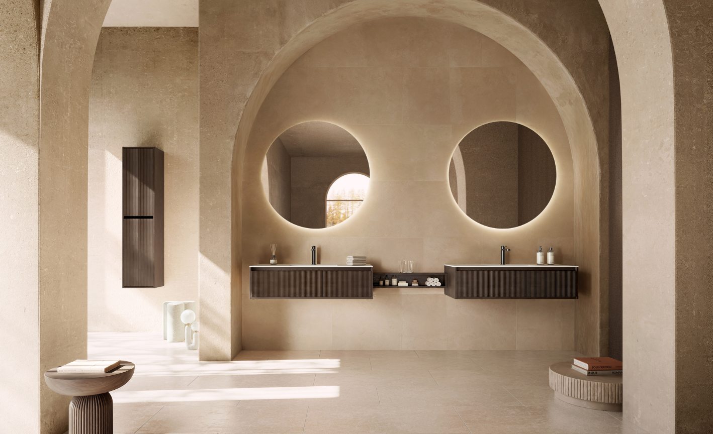 Photo d'une salle de bain en travertin et meuble en bois massif Sanijura